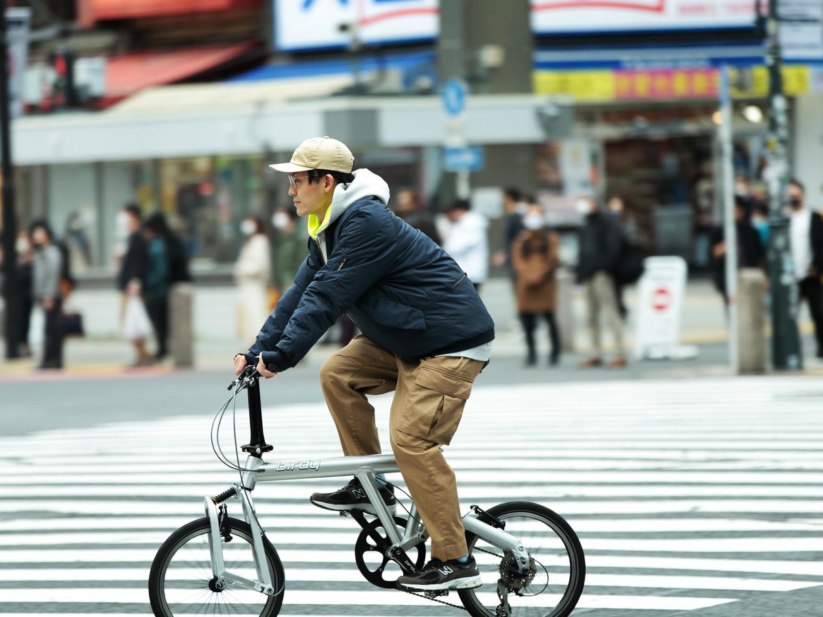 アルファ インダストリーズとナリフリが初コラボ、自転車乗り仕様