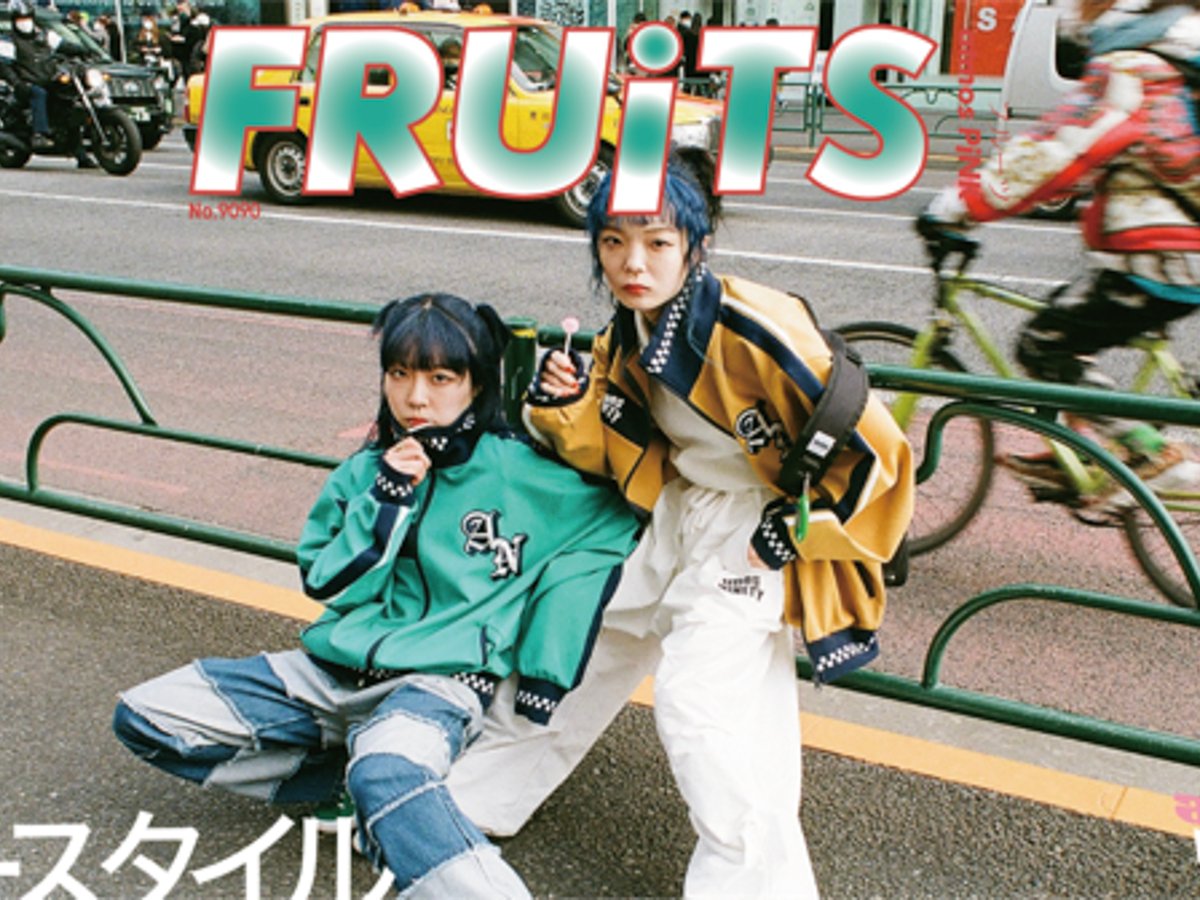 9090とアトモス ピンクがコラボ、雑誌「FRUiTS」のロゴをフーディーにプリント