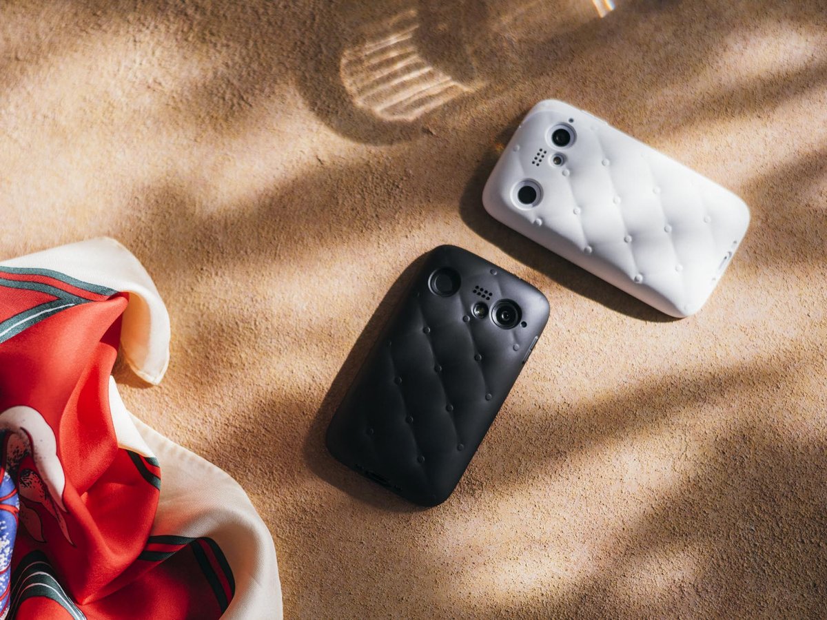 バルミューダがスマホケース発売、チェスターフィールドソファから着想