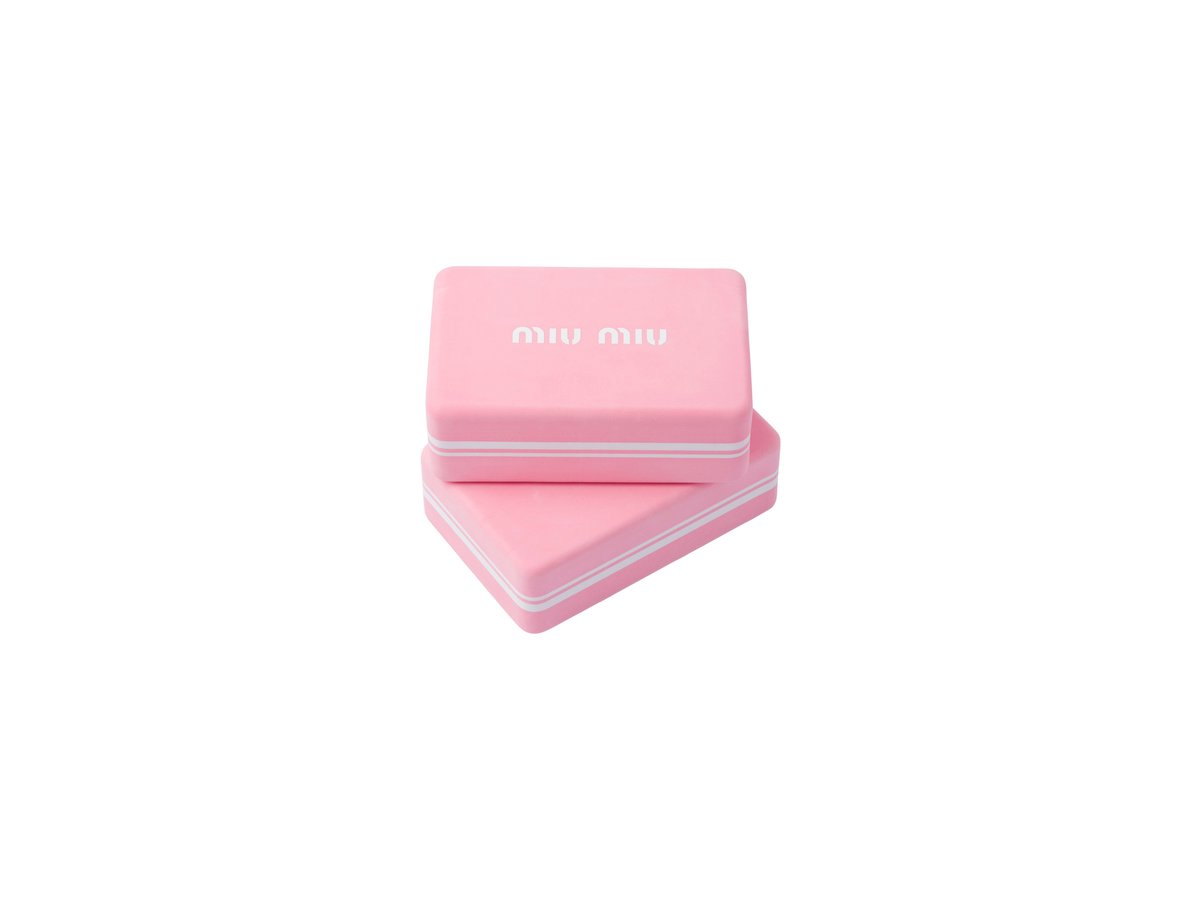 miumiu ヨガマット ミュウミュウからスポーツアクセサリーが登場、ヨガマットや