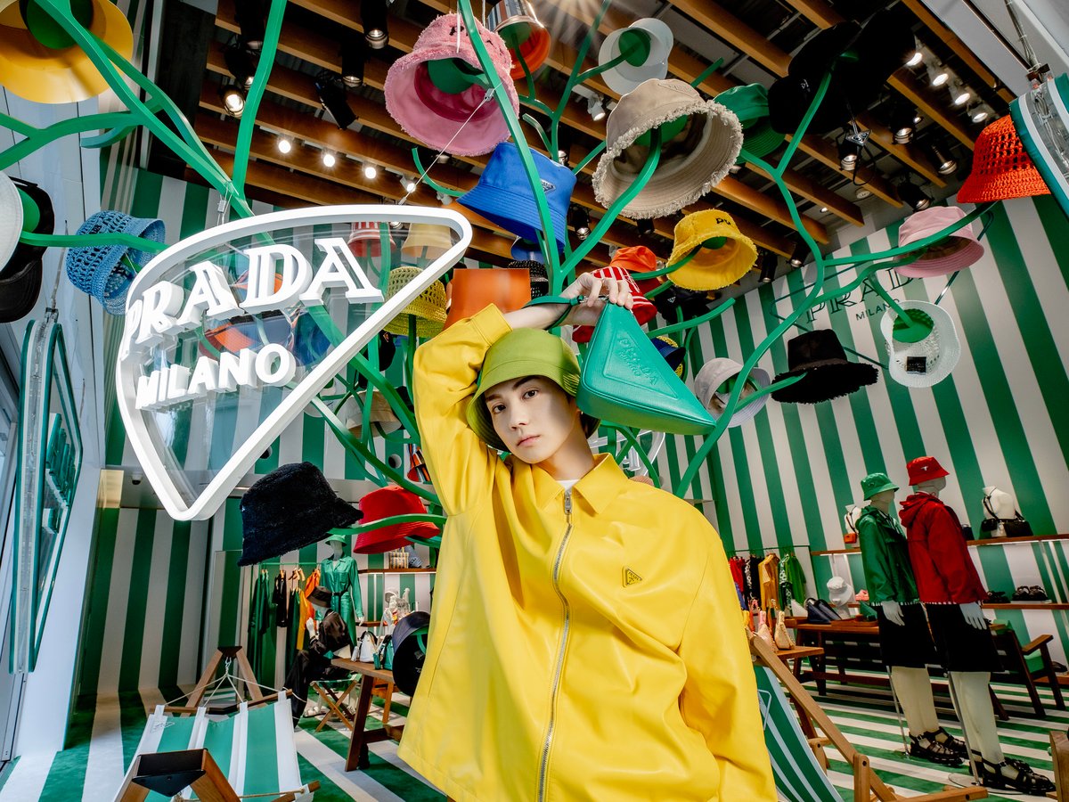 プラダ×吉野北人 異国ムードを楽しむポップアップストア「Prada Tropico」で鮮やかな色彩の世界へ