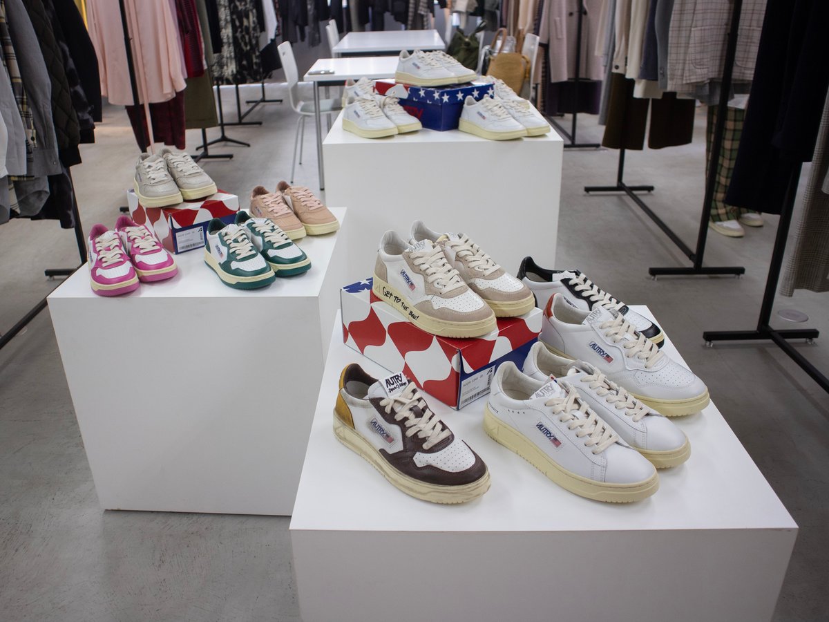 AUTRY/オートリー SUPER VINTAGE LOW CUT Autry Medalist Low Super Vintage Sneakers In Gray And White