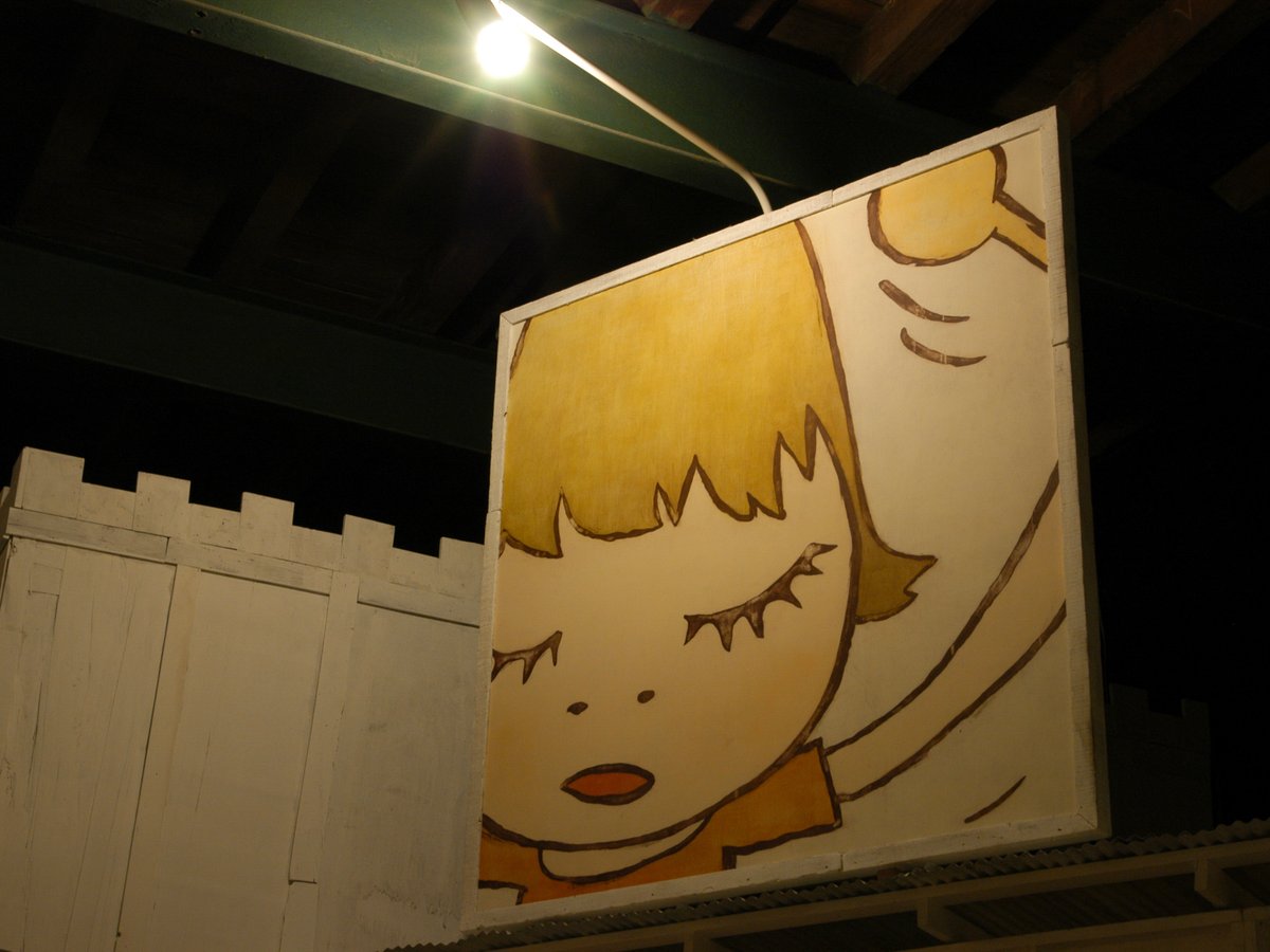 奈良美智を振り返る企画展が弘前れんが倉庫美術館で開催
