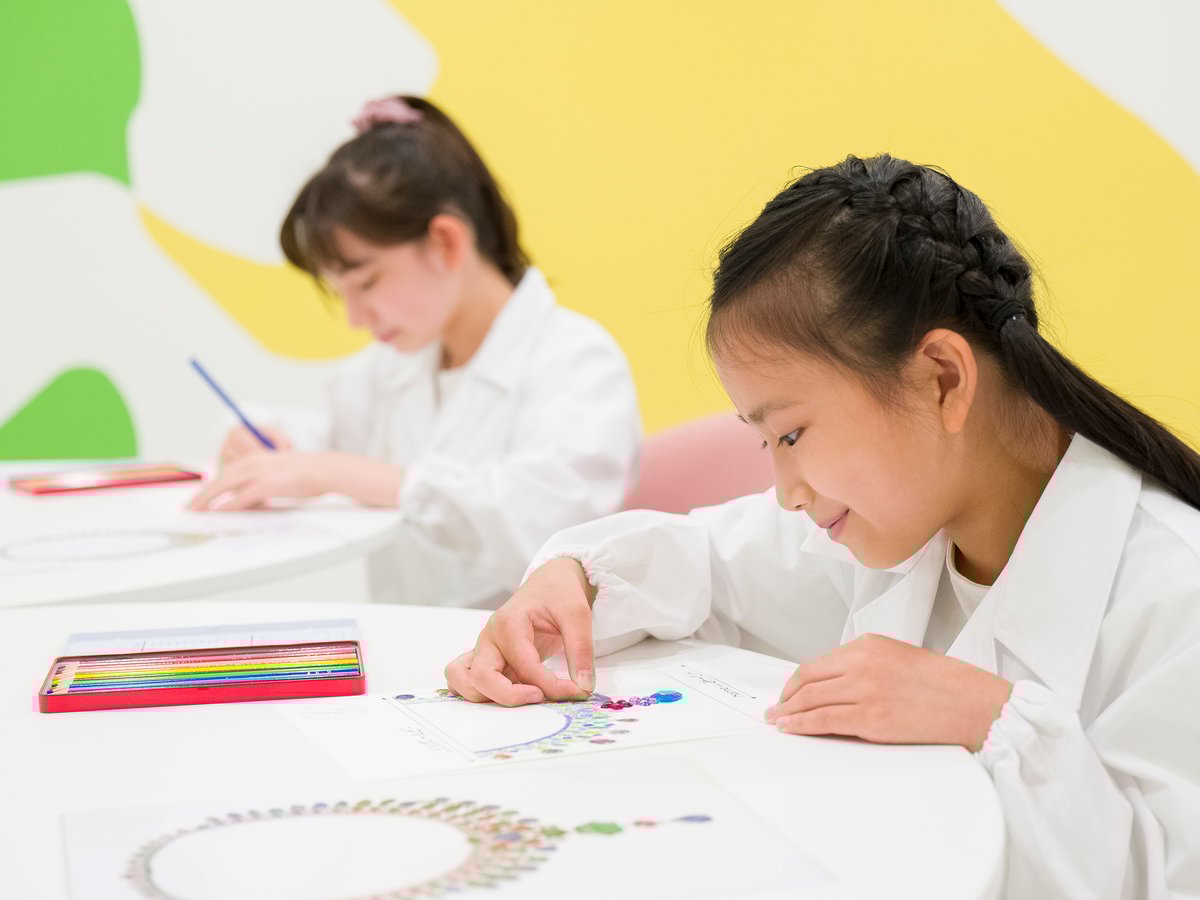 子どもたちがカルティエのジュエリーデザイナーに キッザニアで仕事体験