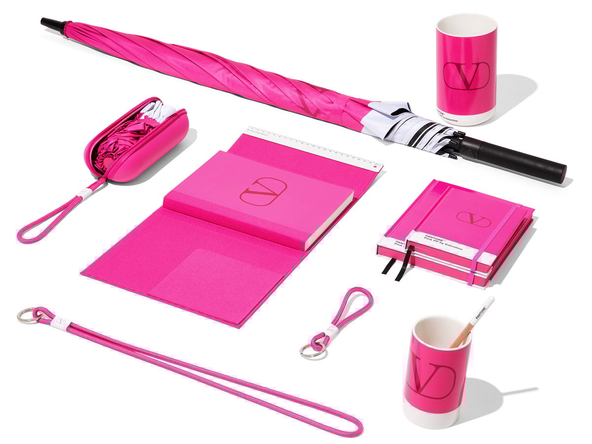 ヴァレンティノ「PINK PPカラー」の限定商品発売 ノートは1冊約5000円