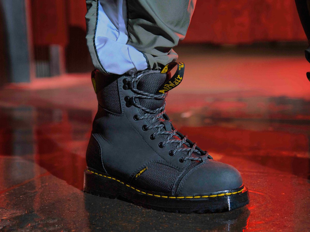 てなグッズや靴ドクターマーチンから冬の新作ブーツが登場、防水性と高い履き心地を両立