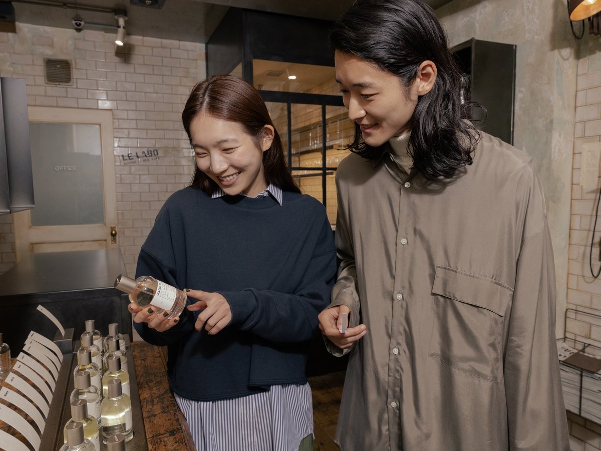 ル ラボ」愛用者の在原みゆ紀が友人モデルEijiに香り選びをナビゲート