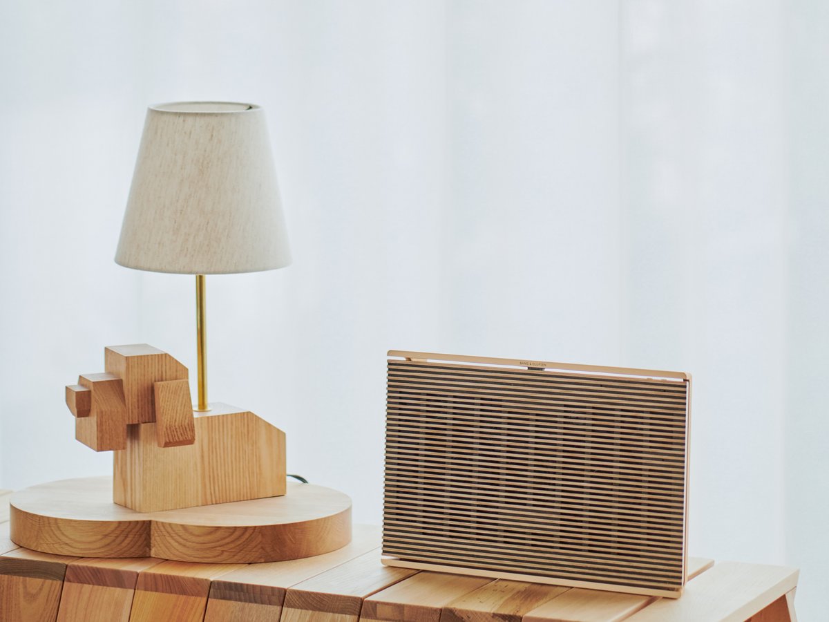 バング＆オルフセン」がカリモク家具とコラボした展示を開催、空間