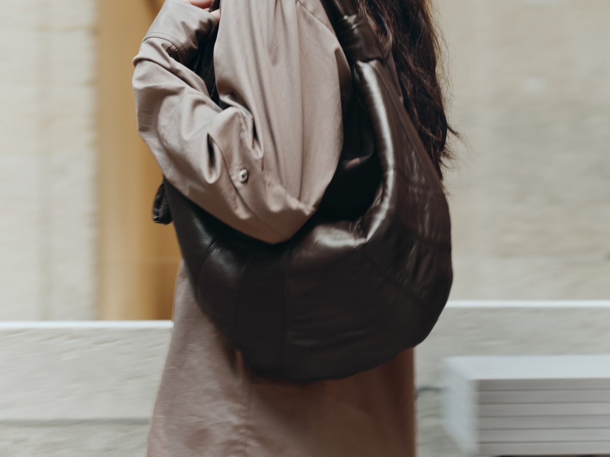 ルメール」がクロワッサンシリーズの新作バッグを発売、フェミニンで 