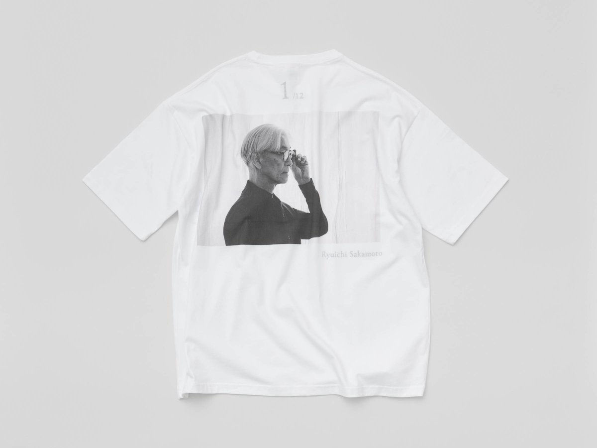 坂本龍一の公式プリントTシャツをコモンズが製作 月命日である毎月28日