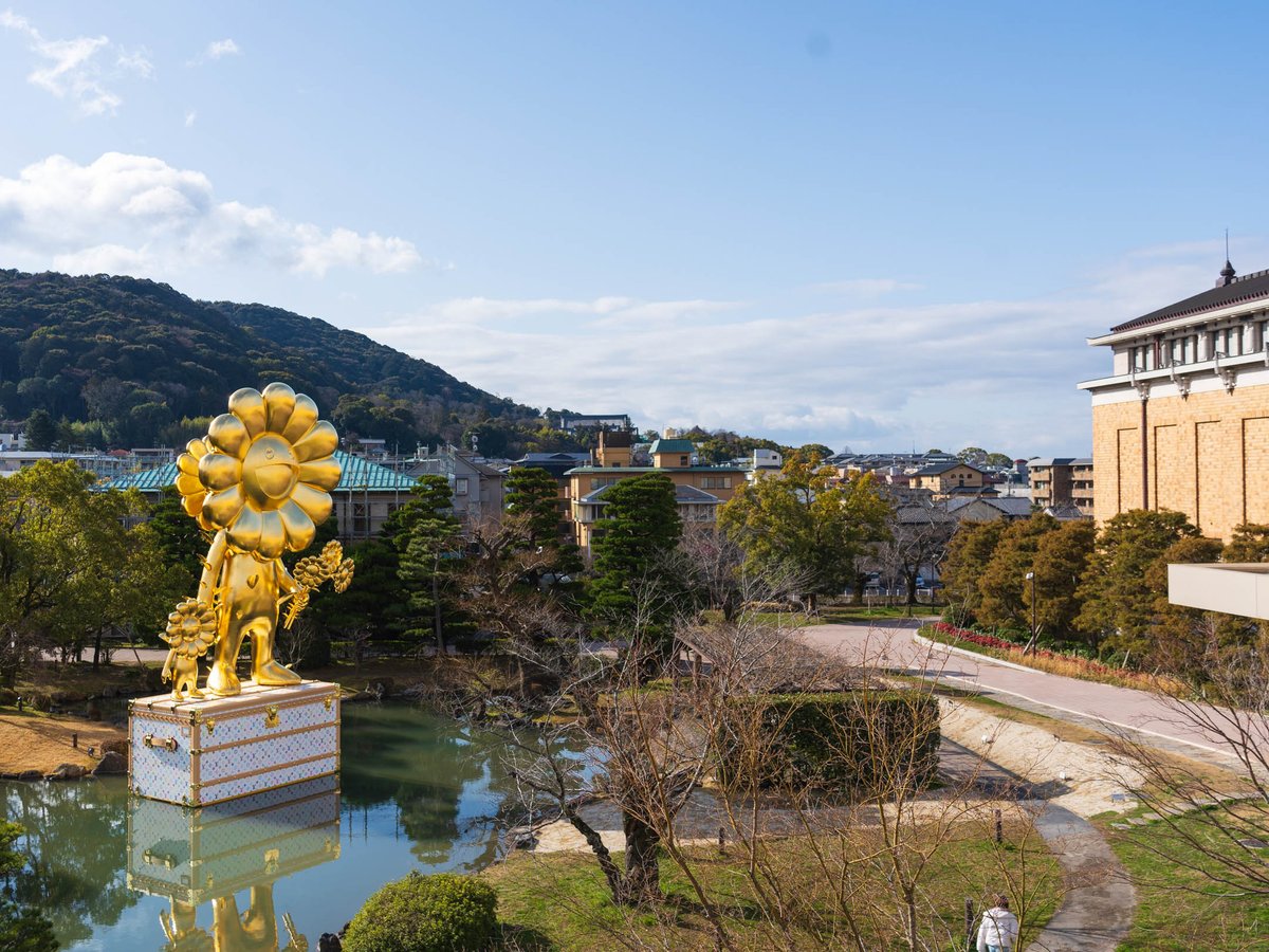 村上隆の「お花の親子」がルイ・ヴィトンのトランクの上に 京セラ美術館で無料公開