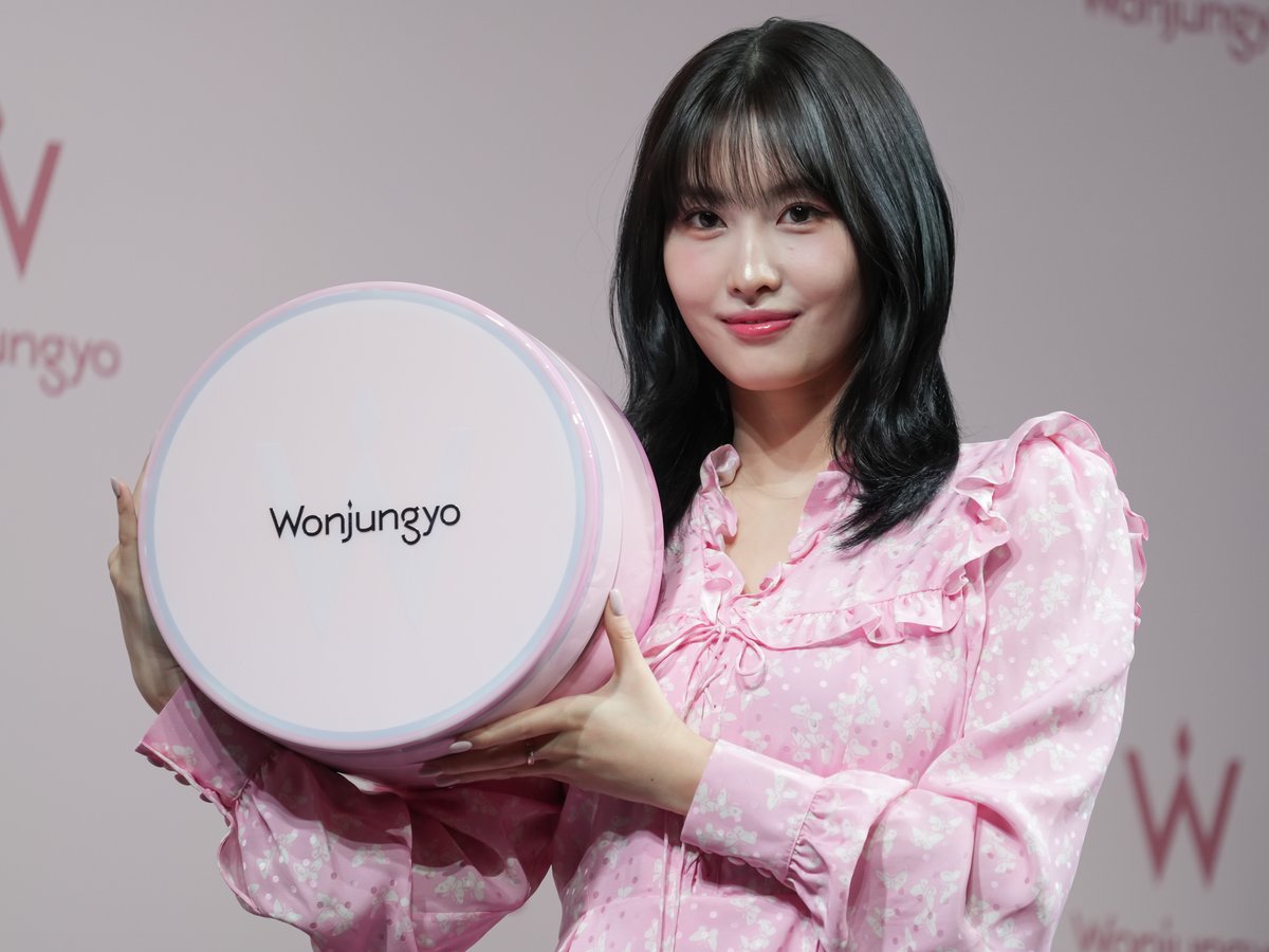TWICE THIS IS FOR day3 入場特典 会場4万ウォン モモ TWICE モモが「ウォンジョンヨ」の新作発表会に登場 新生活にエール