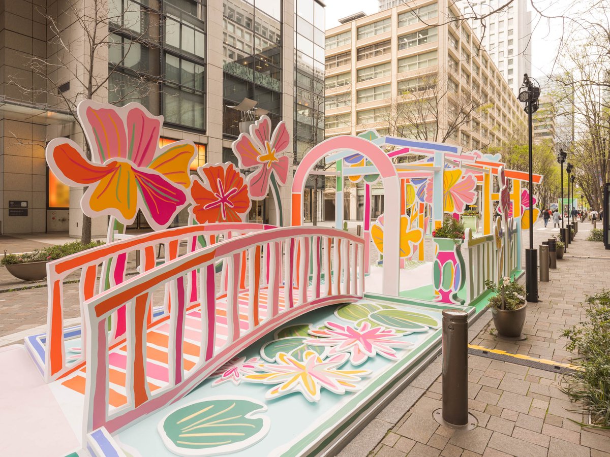 ヴァン クリーフ＆アーペル」のインスタレーションが丸の内仲通りに