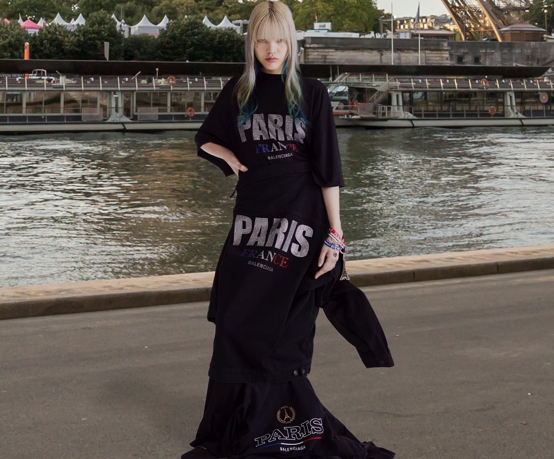 バレンシアガ」がパリのスーベニアをオマージュ、マグカップやスノー