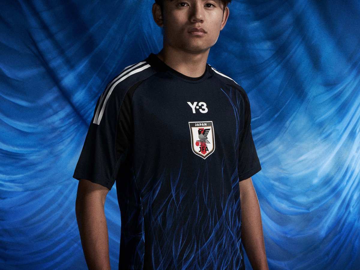 サッカー日本代表の新作ユニホームは「Y-3」とのコラボ パリコレ