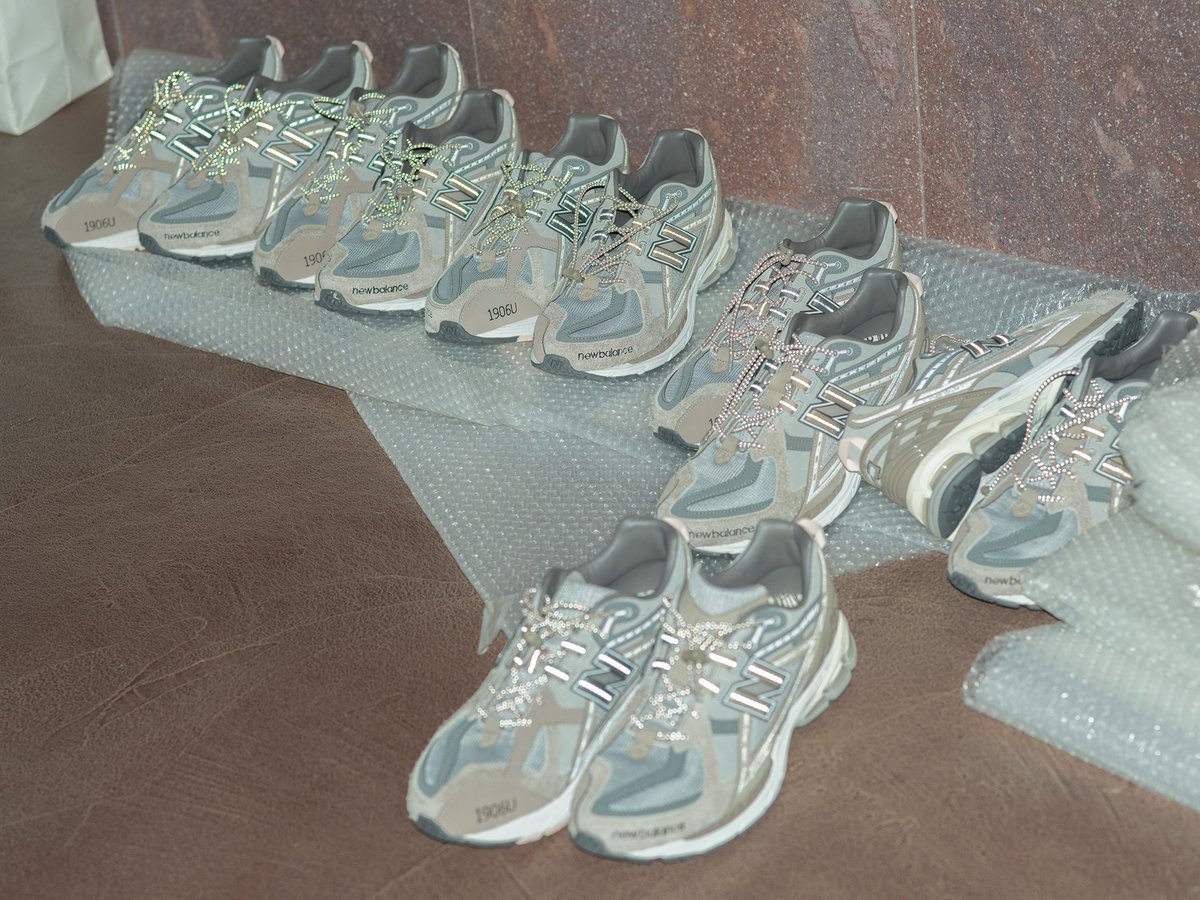 N.ハリ × ニューバランス × インビンシブル、グレーとベージュが
