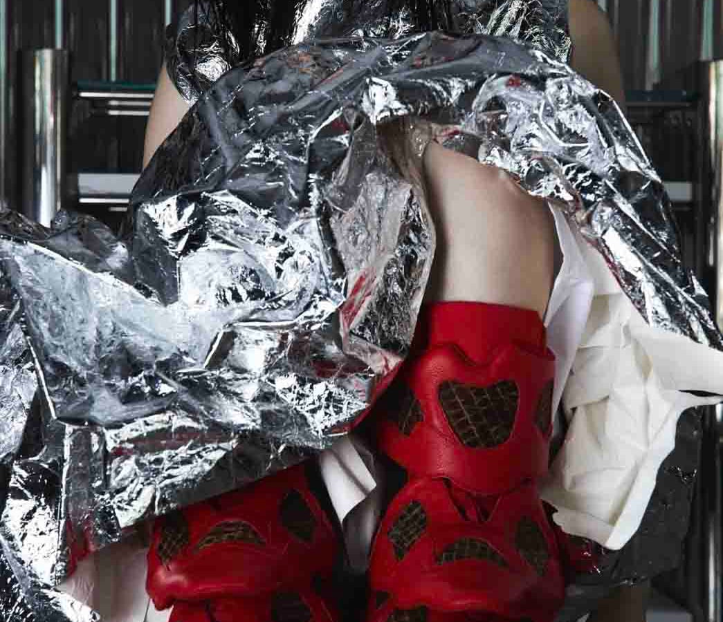 倍増の季節、血に飢えた征服者　ステンレスアート シューズメイカー 戸田健太の個展が代官山「カーブストア」で開催