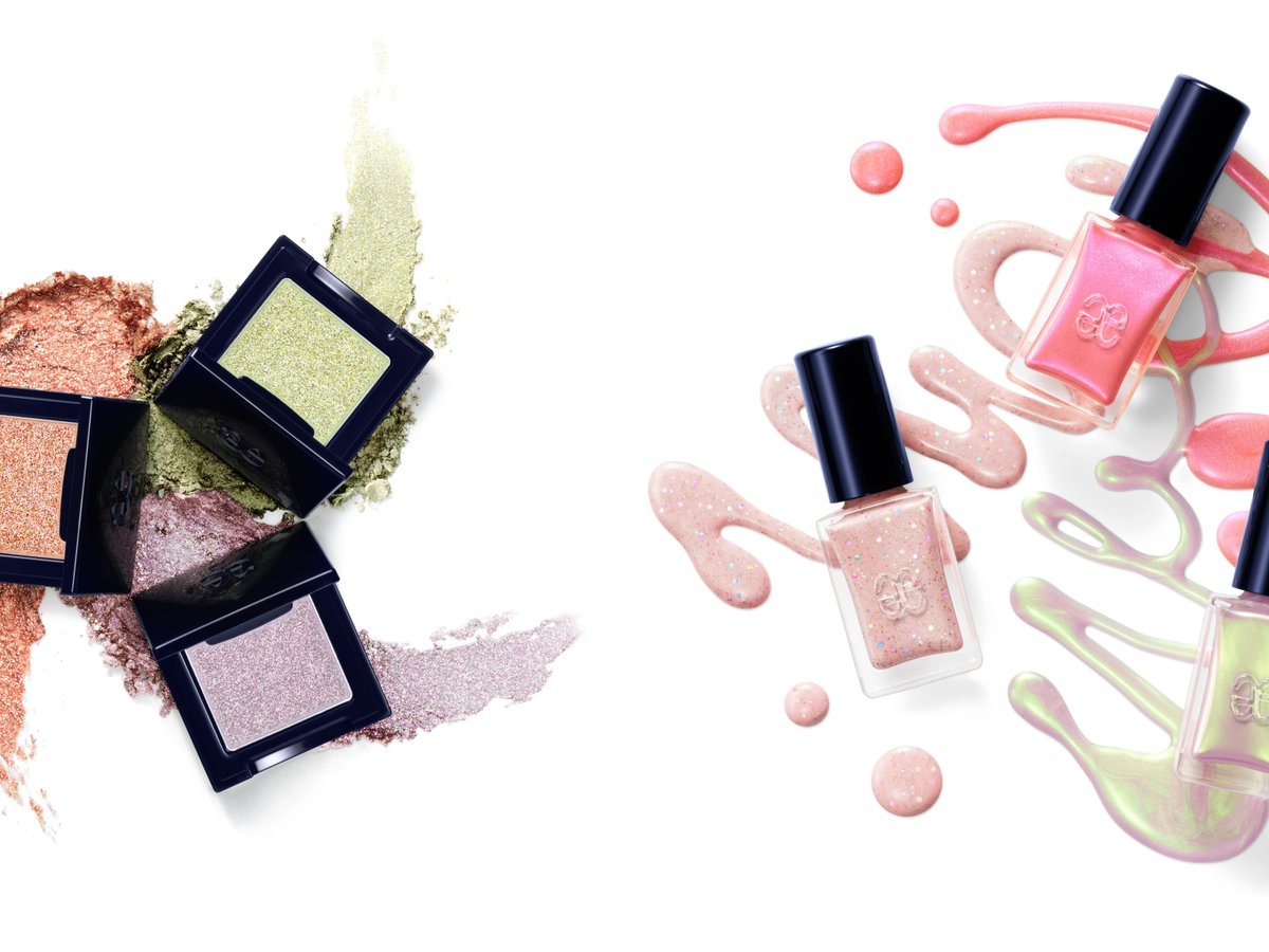 エレガンス ラズル アイシャドウ マニキュアセット エレガンス ラズル」がアイシャドウとネイルの新色を発売 舞台上