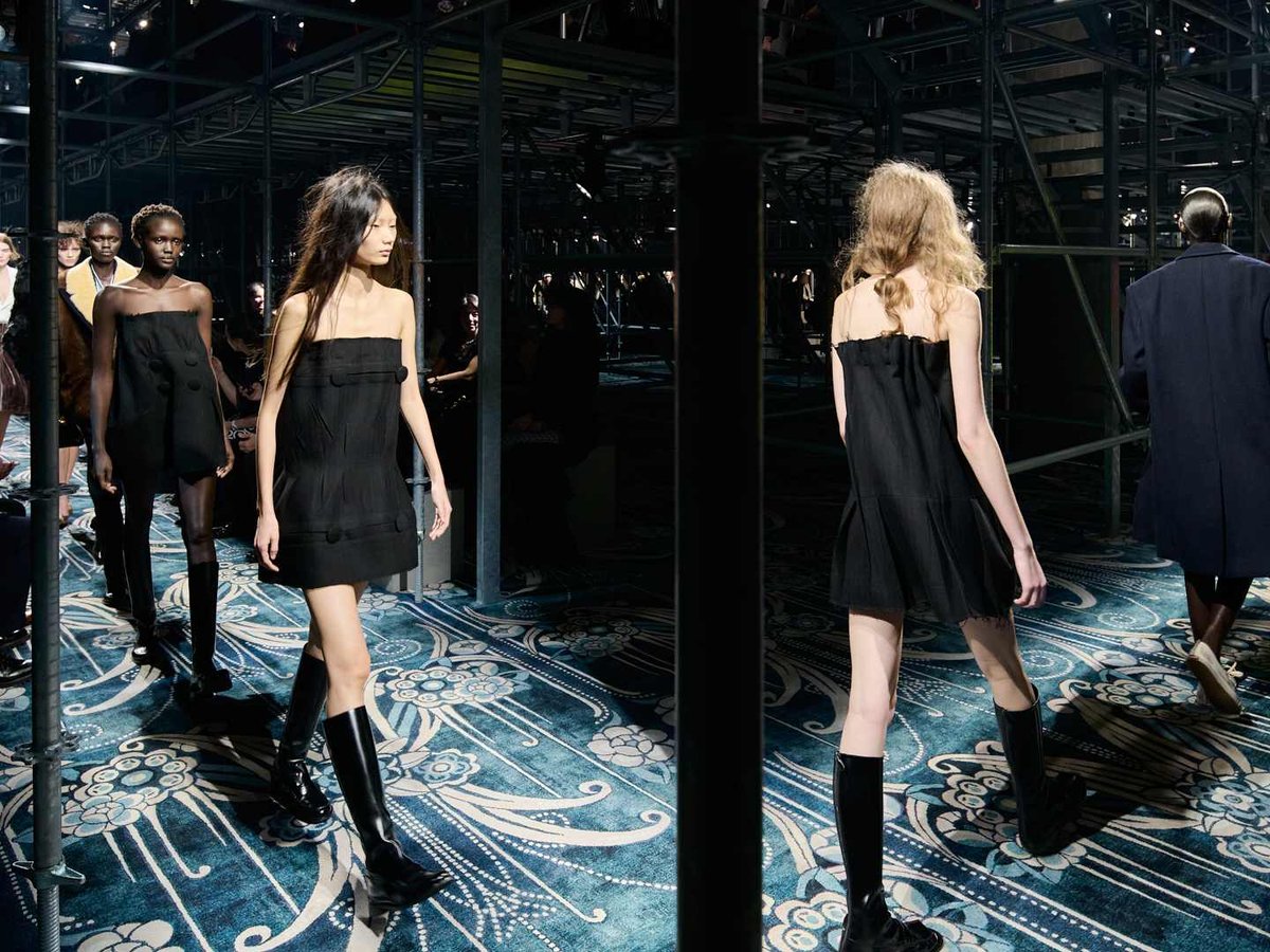 プラダ　マガジン PradaWomensFW25parade-31d9e7e0