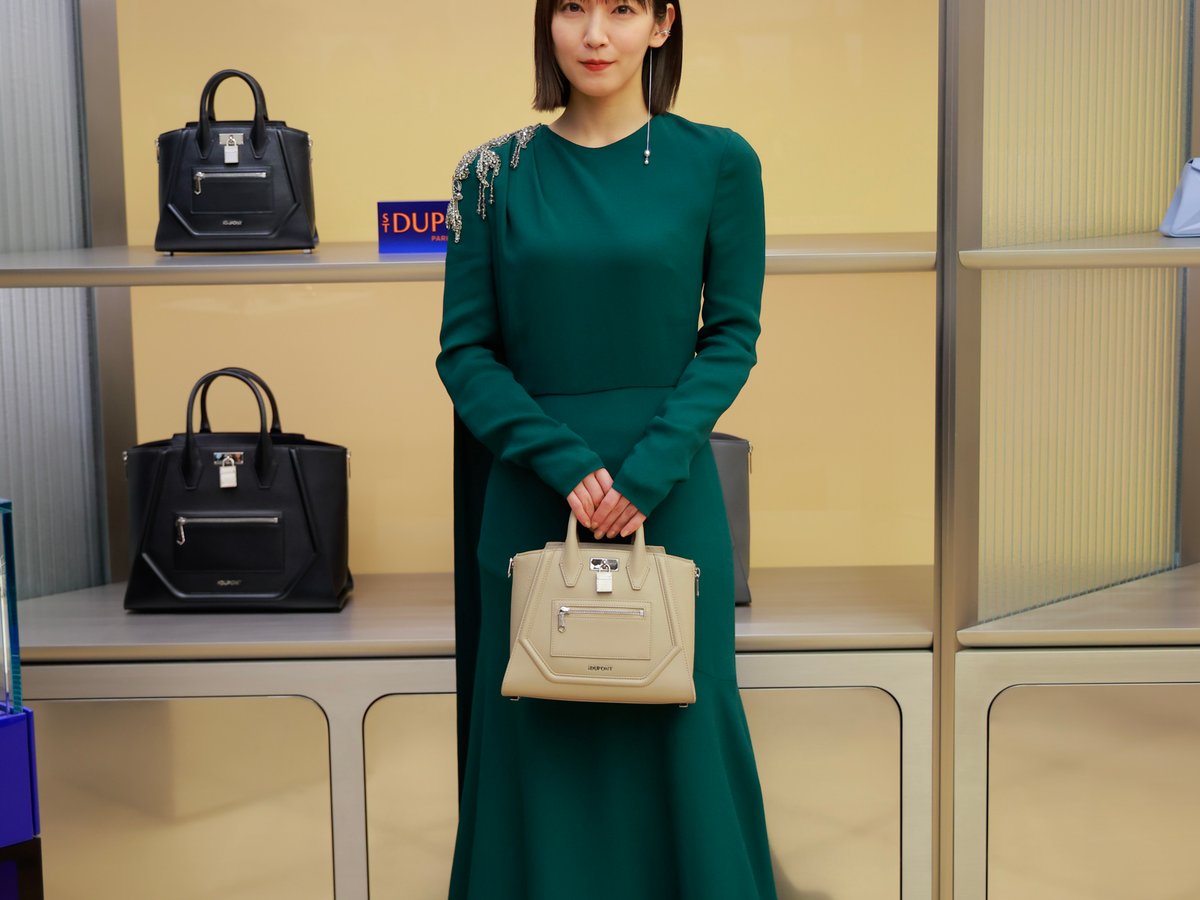 デュポン　ビジネスバッグ グリーン 吉岡里帆が「エス・テー・デュポン」銀座フラッグシップに来店 バッグ