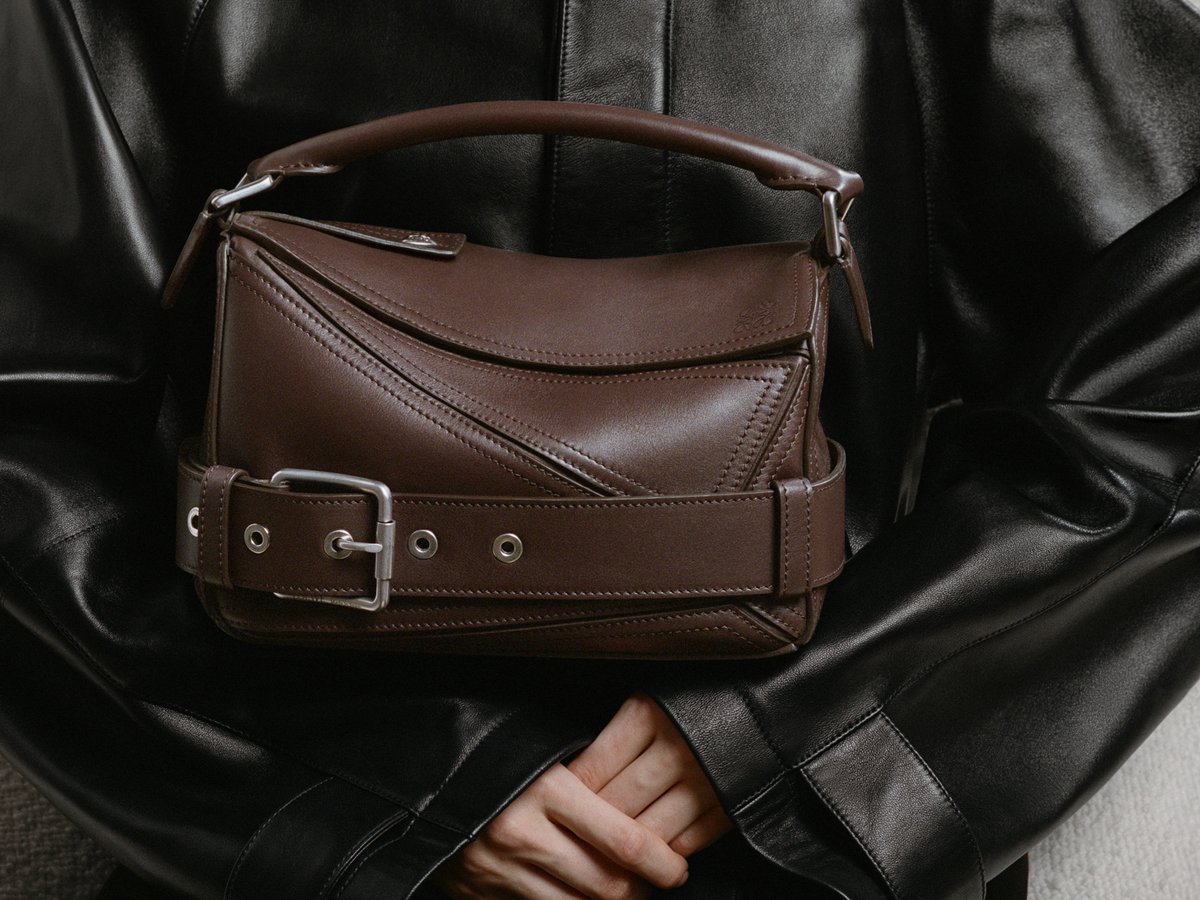 LOEWE直営店光沢のあるブラックのパズルバイカーバッグ ロエベがパズルバッグの新作を発売 バイカージャケットの雰囲気
