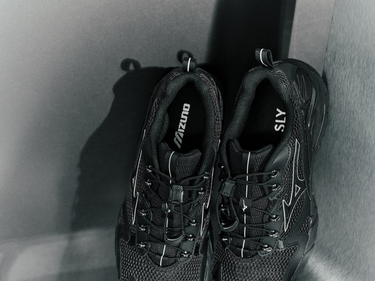 Mizuno×SLY WAVE RIDER 10 ミズノ スライ コラボ ミズノが「スライ」と初コラボ、黒とシルバーを基調とした「WAVE