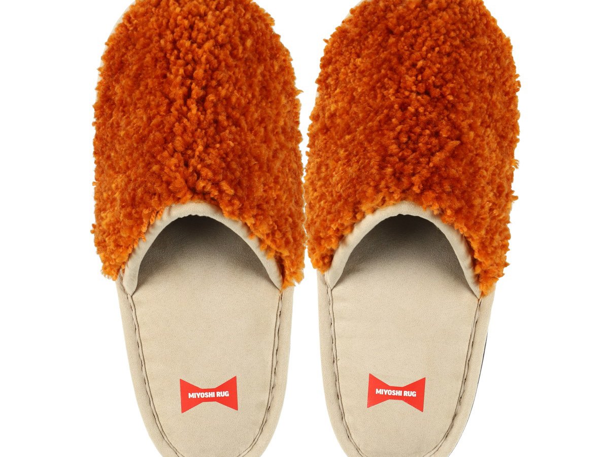 ファミチキ」がルームシューズに ミヨシラグが製作