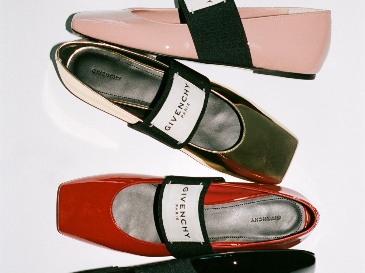 サラ・バートンが手掛ける「ジバンシィ」、新作のバレリーナシューズを発売