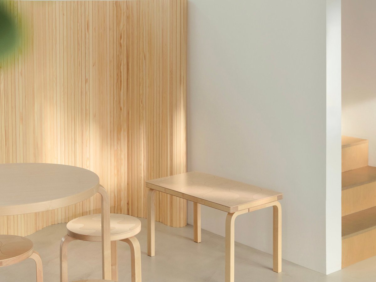 マリメッコがアルテックとコラボ アアルト家具の特別モデル3型を発売