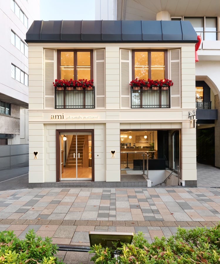 アミ パリスが表参道に長期のポップアップショップをオープン カフェを