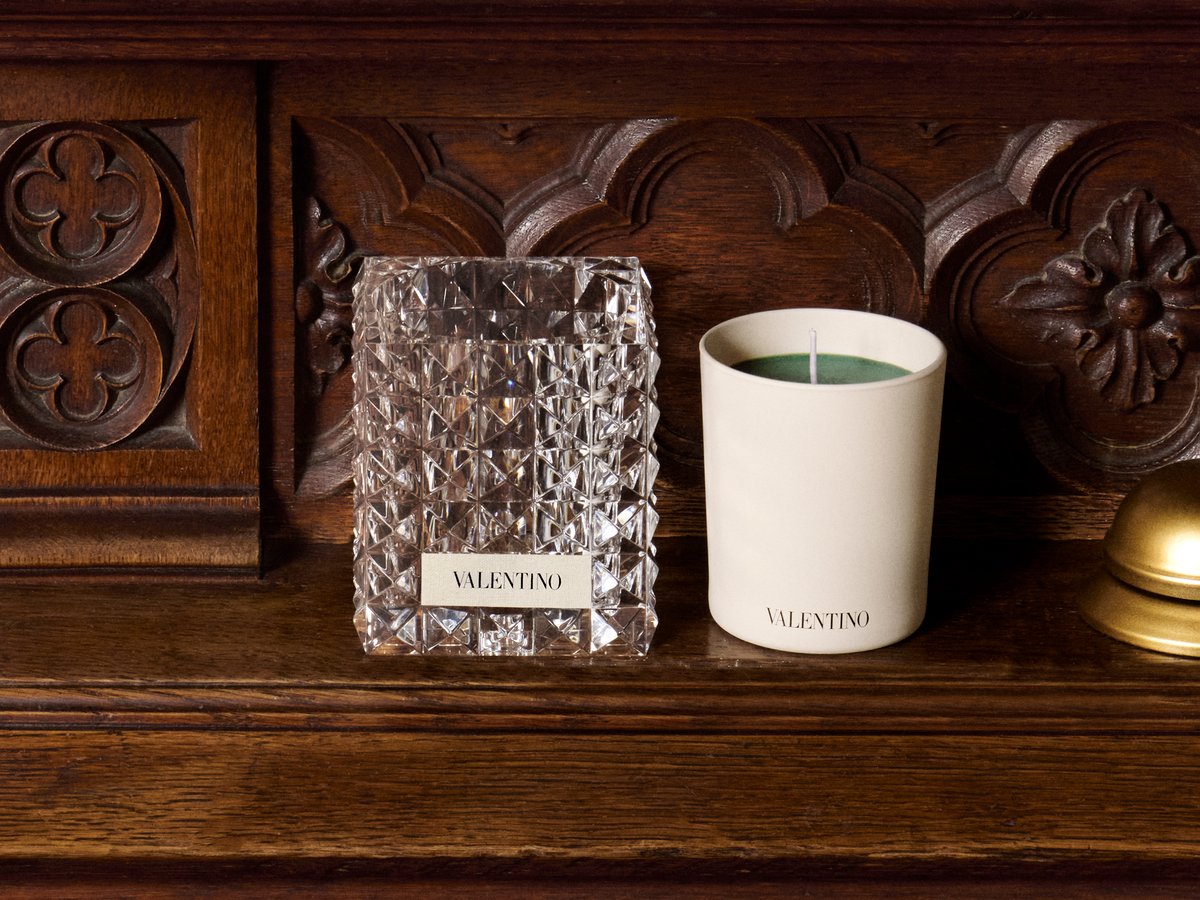 ヴァレンティノ ビューティ」から初のキャンドル シチリアの豊かな風景