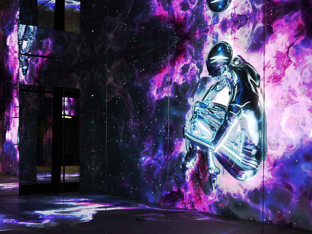 空山基の過去最大規模の回顧展が開催 ディオールとのコラボ作品を展示