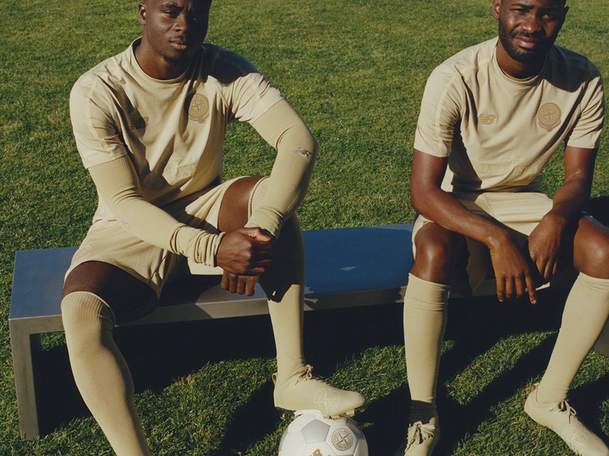 ストーンアイランド × ニューバランス新作、コンパスロゴを配した