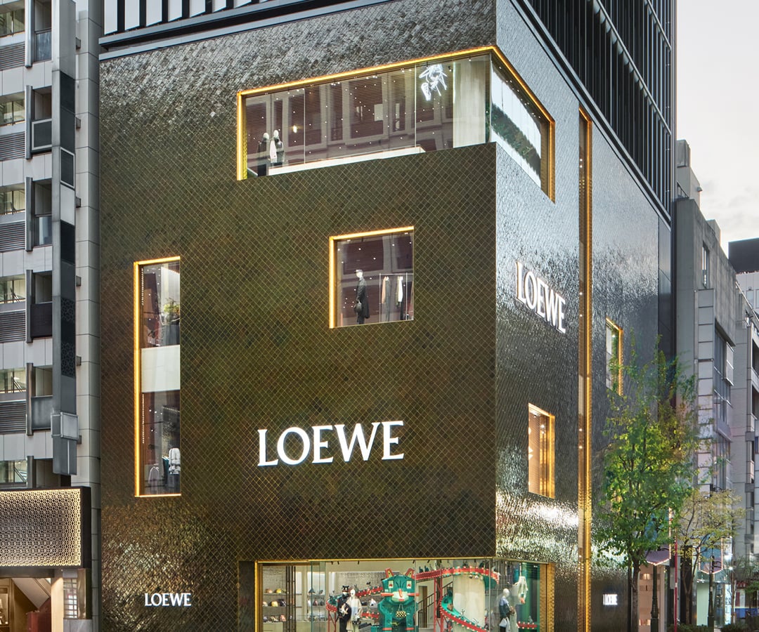 ロエベ、日本最大級となる店舗を銀座にオープン 世界初のギフト