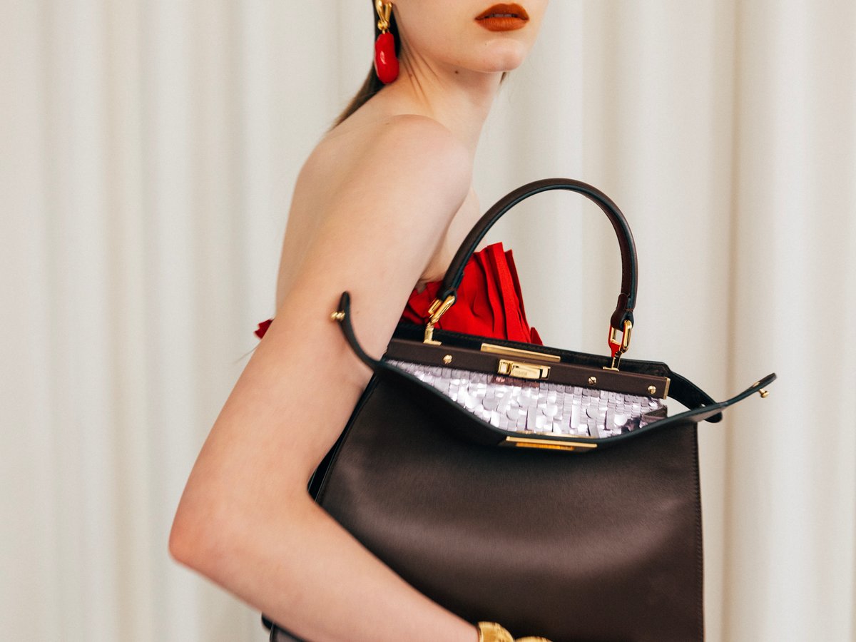 フェンディがスパンコール施した「ピーカブー」の新作を発売、職人が手