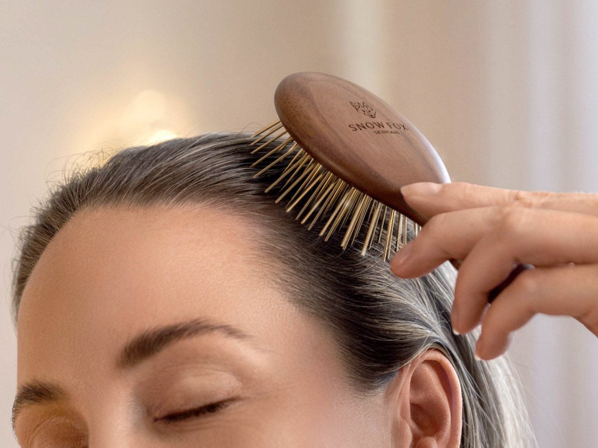 スノー フォックス スキンケア」独自技術で温熱効果を高めた新ヘアブラシ