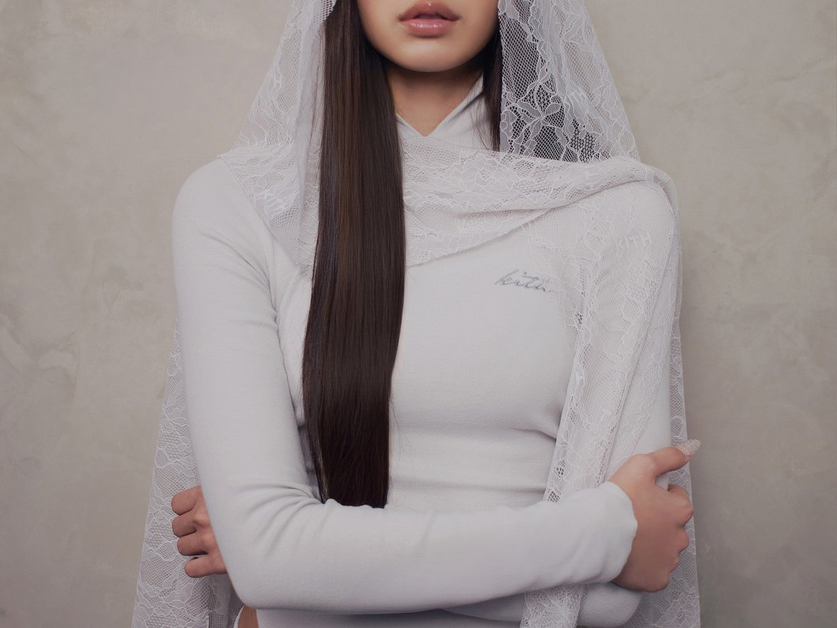 キス」がBLACKPINK リサをゲストデザイナーに迎えたコレクションを発売