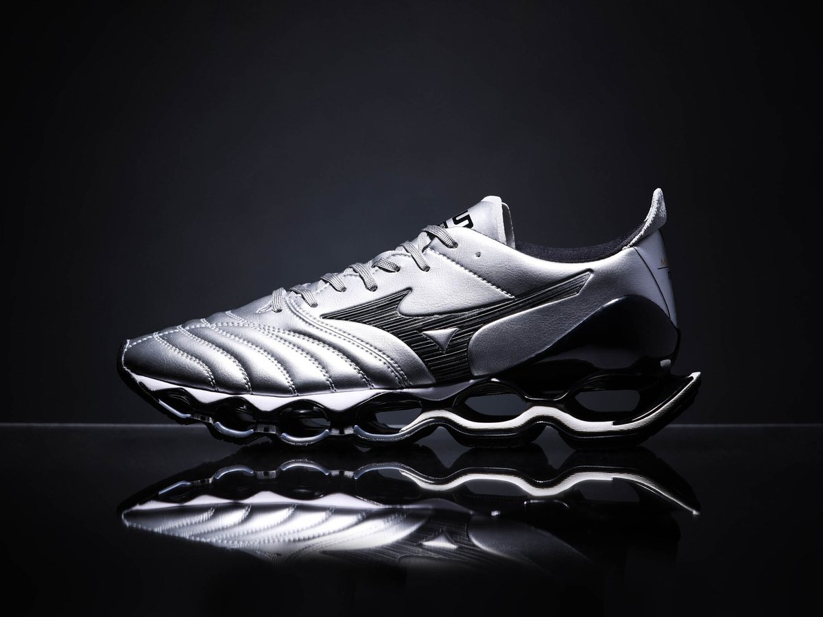 ミズノ、サッカースパイク「モレリア」のスニーカータイプから新色の