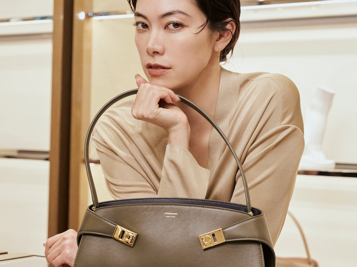 FERRAGAMO ハグ チェーンウォレットベージュ限定価格本日18：30迄 森星がフェラガモのアイコン「ハグ バッグ」の新たな魅力に触れる 銀座