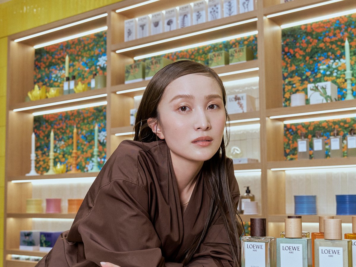 百田夏菜子がロエベ パルファム銀座三越に来店 メゾンらしいユニークな