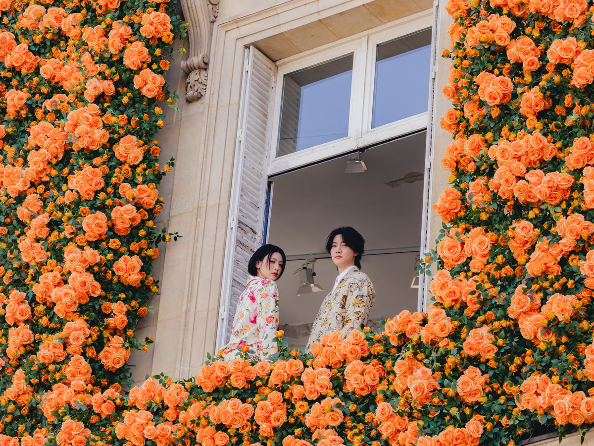 三吉彩花と桜田通がKENZOの祝祭へ パリ・ヴィクトワール広場で新作と