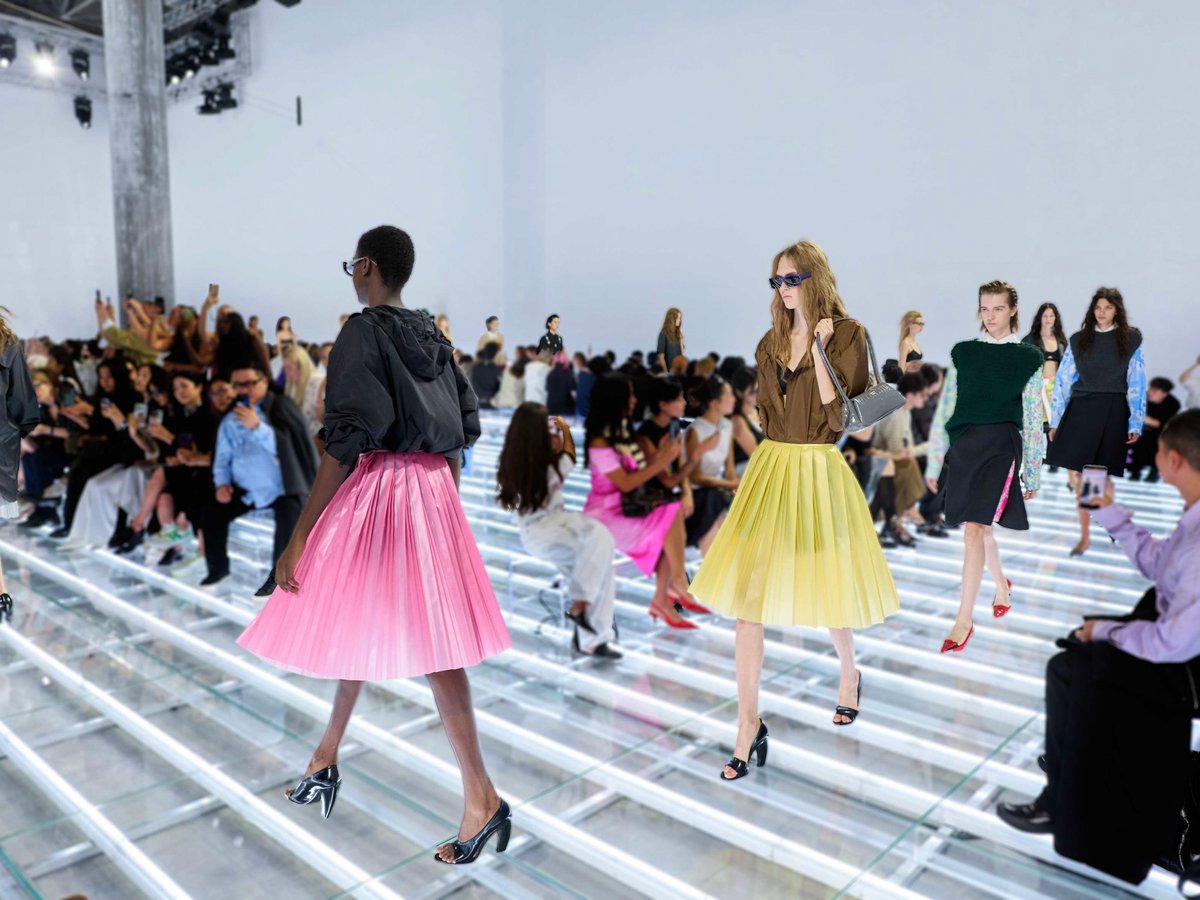 PRADA ウェイスト・ダウン　スカートのすべて　ミウッチャ・プラダ　カタログ 制約することで自由を模索する、「プラダ」がスカートに探る可能性