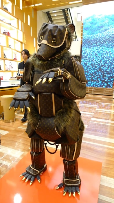 ルイ・ヴィトンの革小物でできた動物たちが表参道に