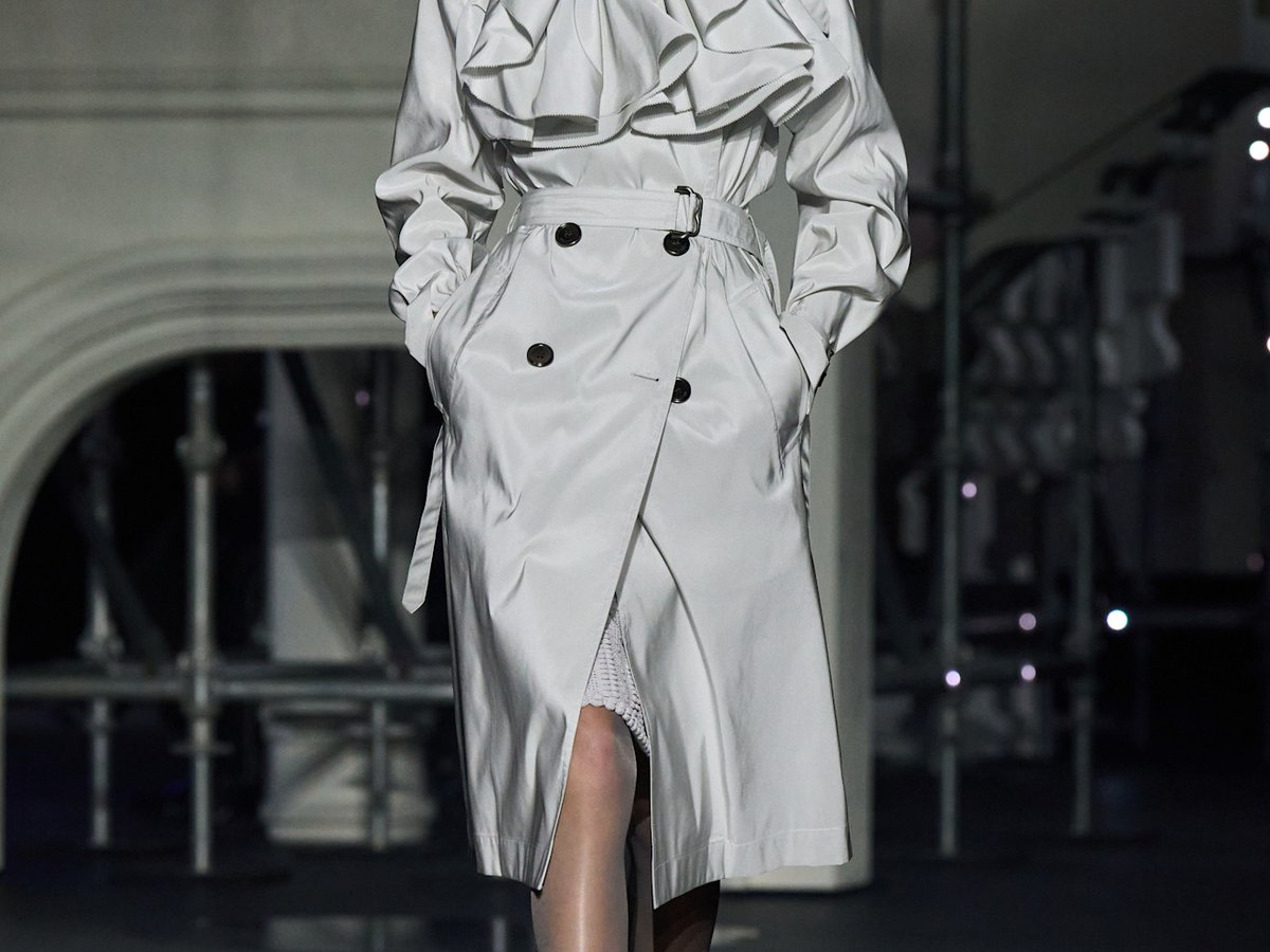 レディースBURBERRY ホワイトコートライナーなしの為値下したよ。入学式に！ burberry-2026aw-1-5bbe72cd-