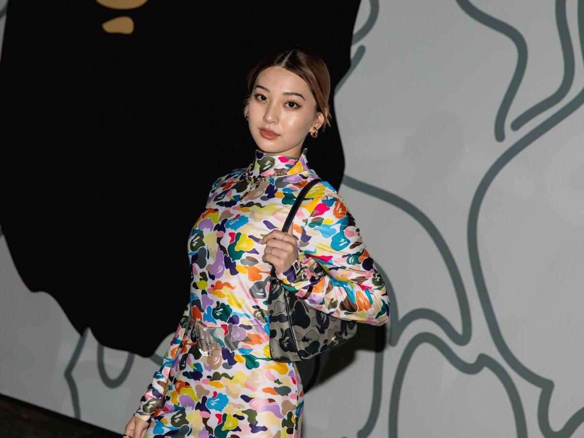 倉木麻衣ロック調ボンテージ風ファッション黒×赤ハロウィン