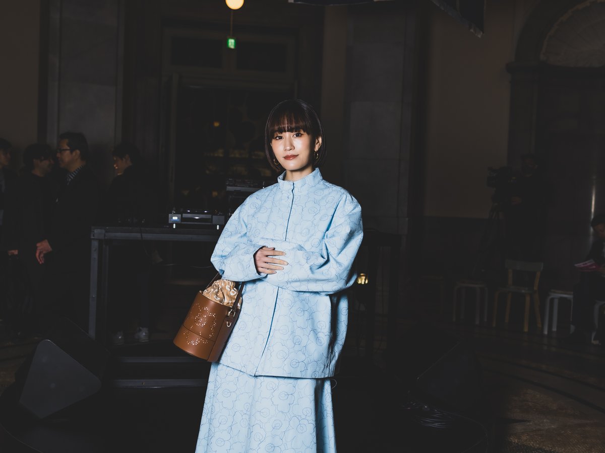 マリメッコ 前田敦子さん着用　Unikko 総柄スナップボタンジャケット Street Style - 東京 - 前田敦子さん - 2024年03月16日撮影 - FASHIONSNAP