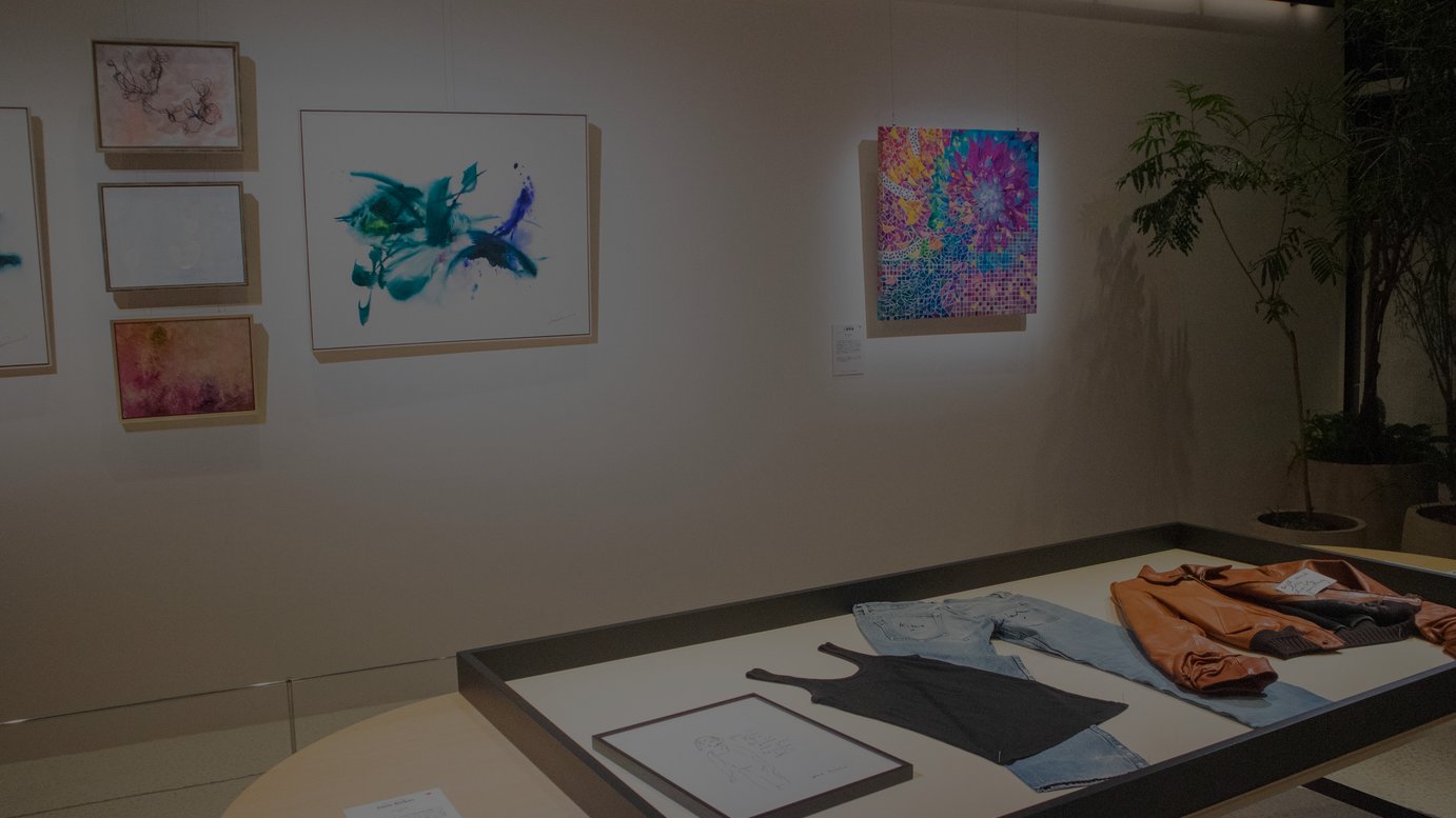 （左奥）中塚翠涛の作品、（右奥）工藤静香の作品、（手前）ジェーン・バーキンのデニム＆トップス、シャルロット・ゲンズブールのレザージャケット