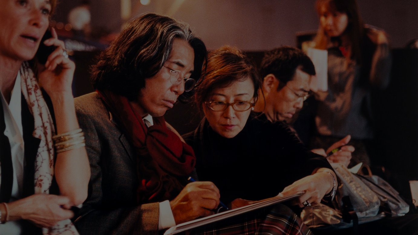 高田賢三と鈴木三月（1999年10月「KENZO 30ANS」舞台裏にて）