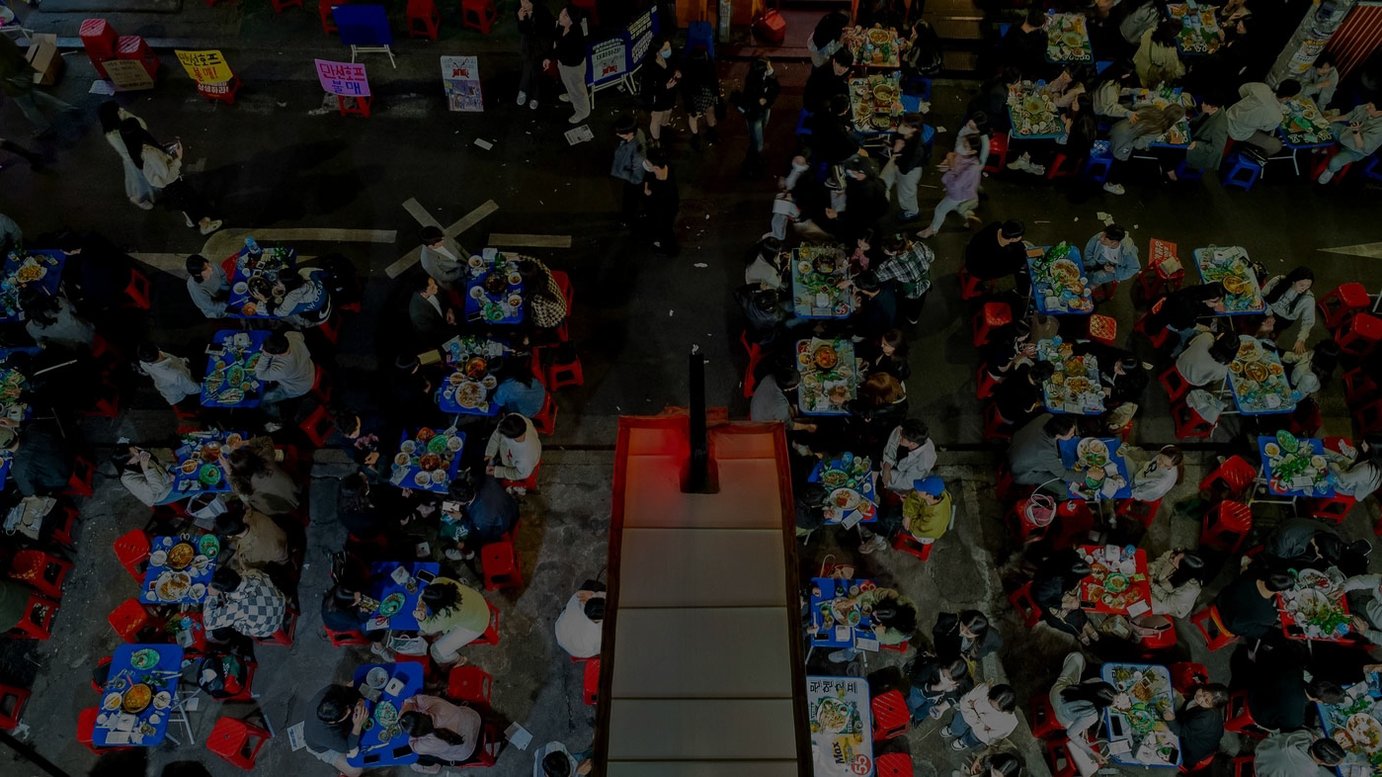 ソウル、乙支路3街ノガリ横丁の路上飲食店で仲間と集まり飲食する若者たち。4月29日。PHOTO: YUNBEOM BAEK