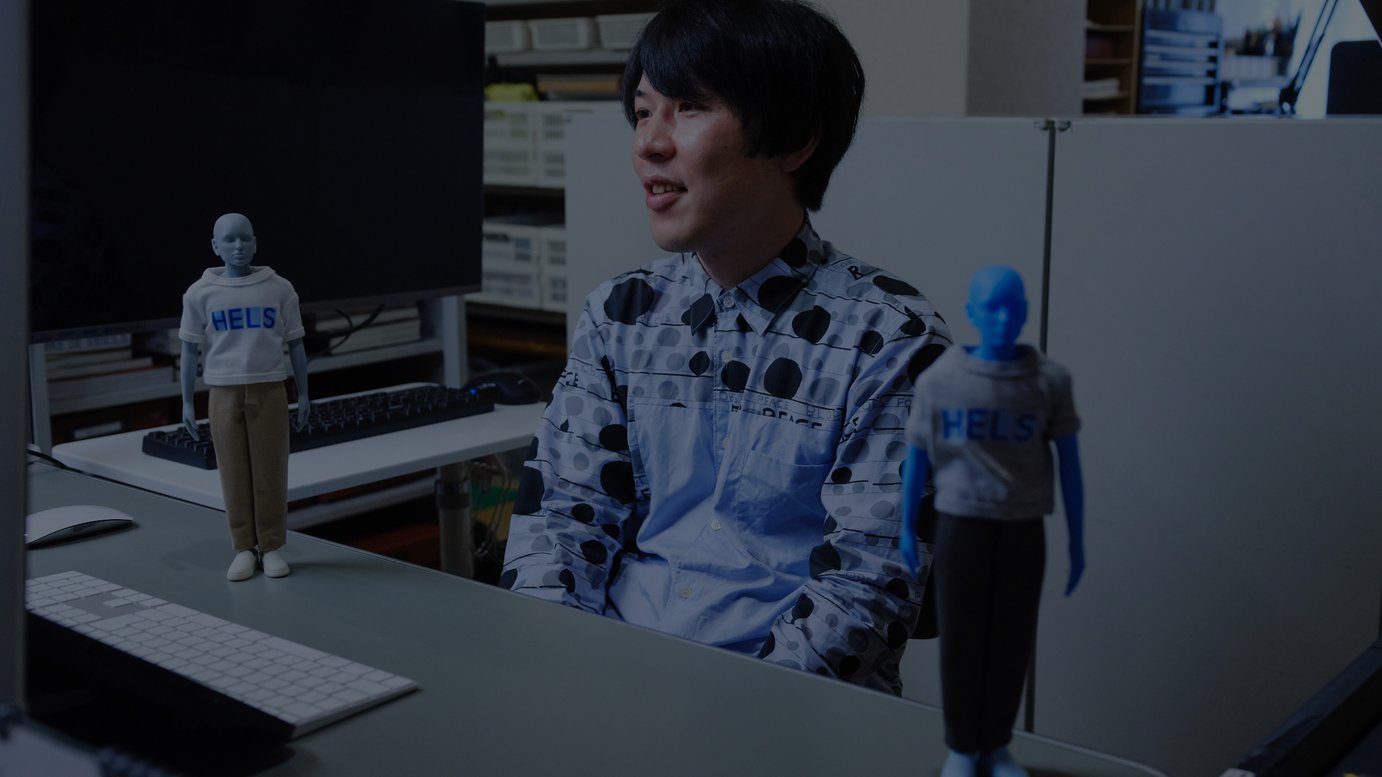 元ギャルソンのグラフィックデザイナーがファッションデザイナーに転身 作るのは フィギュアと人間のための服